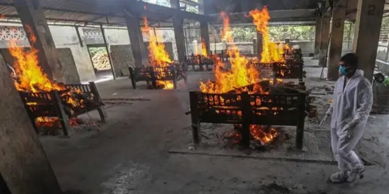 Crematorios de víctimas de COVID en India