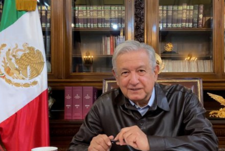 Con paracetamol y vaporub, AMLO se recupera del COVID