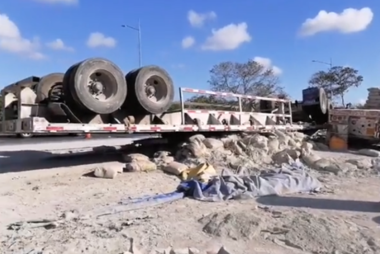 Vuelca remolque con 20 toneladas de cemento en el Periférico de Mérida