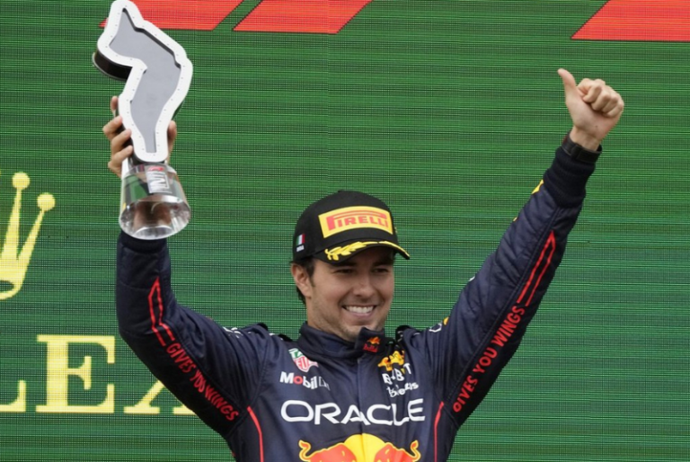 ‘Checo’ Pérez sube al podio en el Gran Premio de Imola; termina segundo por detrás de Verstappen