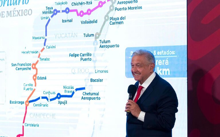 AMLO acusa a Xcaret de promover campaña contra el Tren Maya