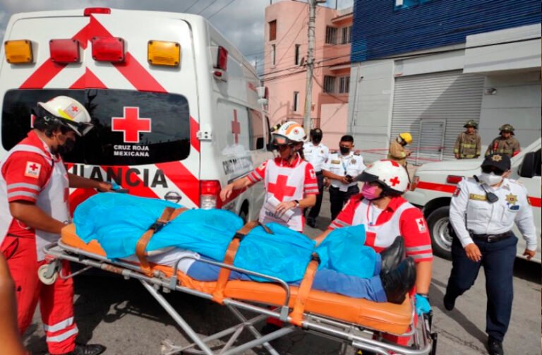 Accidente vehicular deja dos personas muertas, tras ser arrolladas por esperar el transporte colectivo