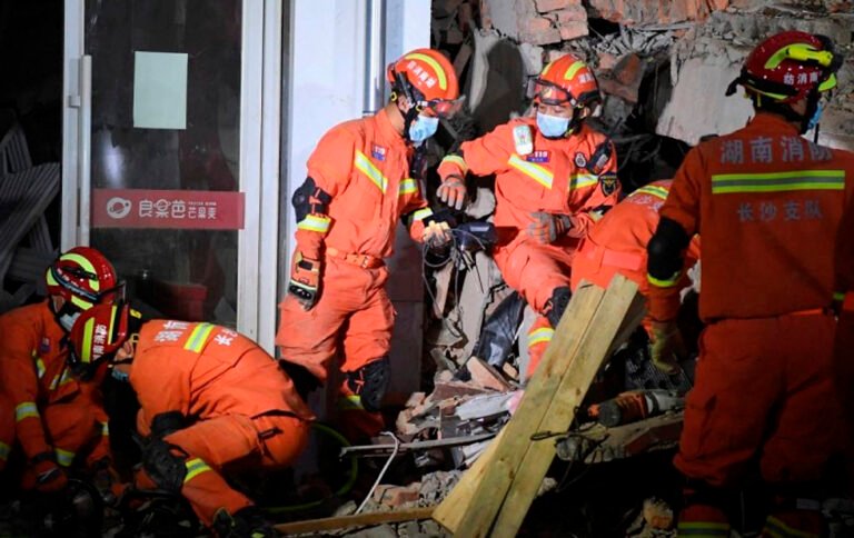 Rescatistas buscan a decenas de personas atrapadas entre los escombros, tras derrumbe de edificio en China