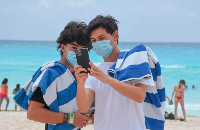 Gobernador contempla dejar de usar cubrebocas en Quintana Roo