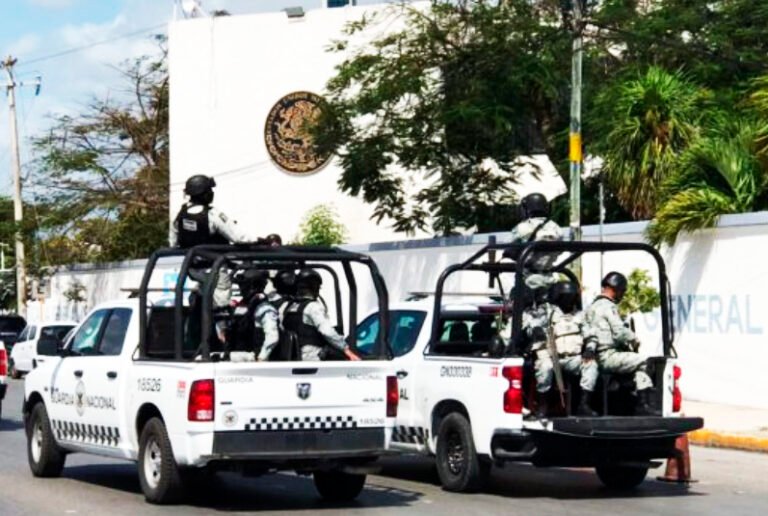 Aseguran a dos hombres con armas de fuego en la carretera Cancún-Leona Vicario