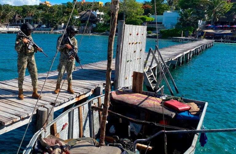 Aparece embarcación hechiza de presuntos migrantes cubanos en muelle de hotel en Isla Mujeres