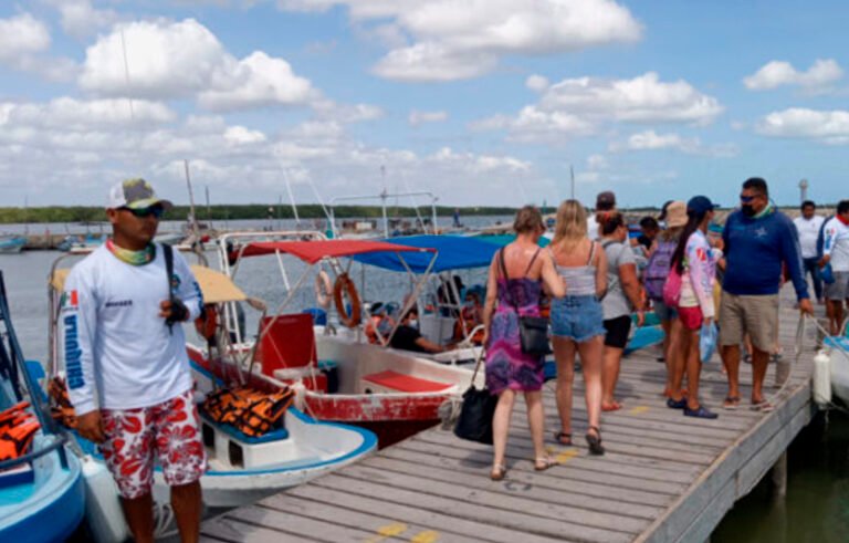 Turistas disfrutan última semana de vacaciones en Quintana Roo