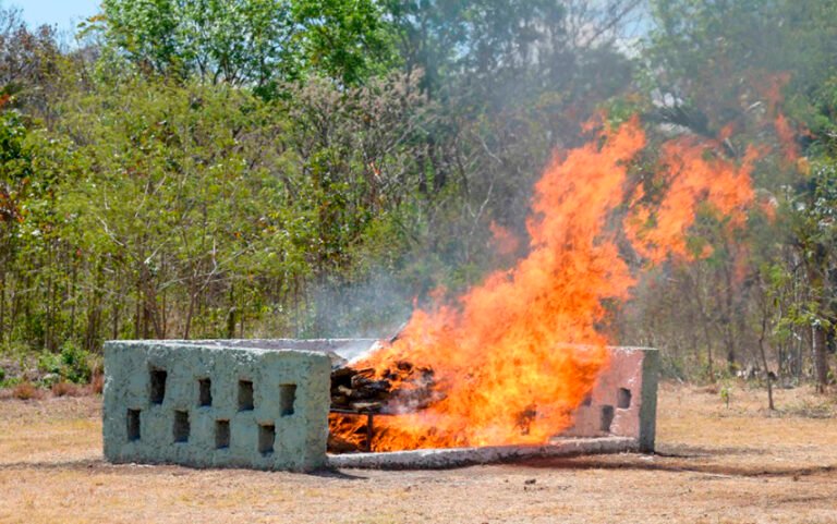 Militares incineran cocaína, LSD y mariguana, tras operativo antinarcóticos en Campeche