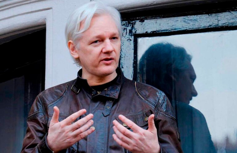 Diputados británicos piden a ministra rechazar la extradición de Julian Assange a EU