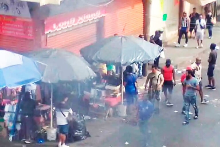 Migrantes violentan a comerciantes en un mercado de Tapachula