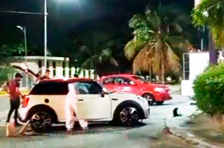 Balean a pareja al interior de un vehículo en la Región 514 de Cancún