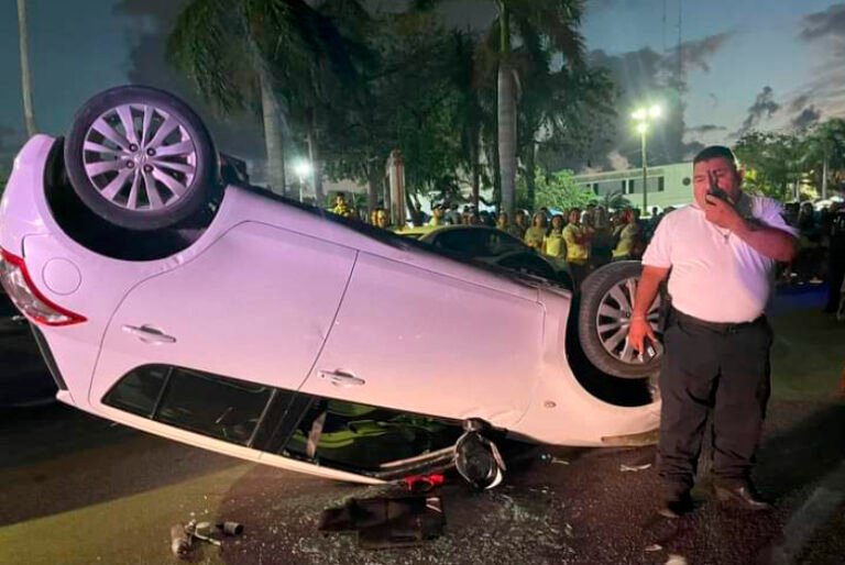 Mujer provoca accidente contra dos autos estacionados, cerca del Palacio Municipal de Playa del Carmen