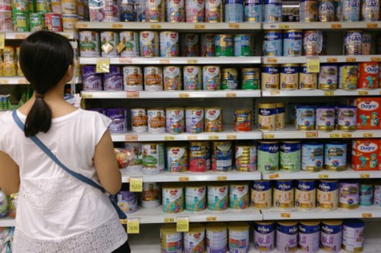 Padres cruzan de EU a México para conseguir leche de fórmula