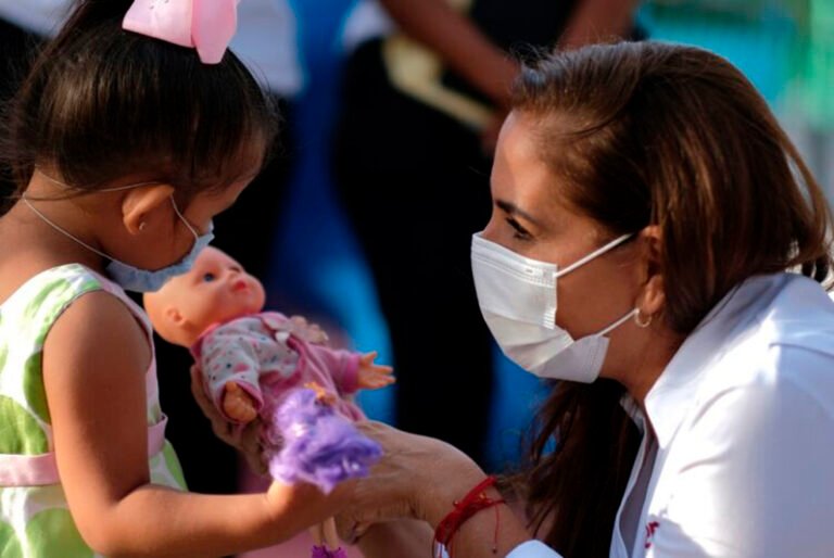 Mara aprovecha imagen con niños para destacar propuestas de gobierno