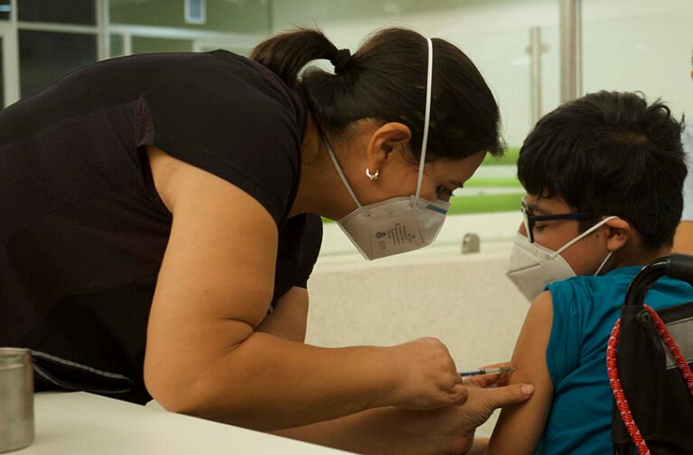 Aplicarán primera dosis de COVID-19 a los adolescentes de 12 a 14 en Yucatán