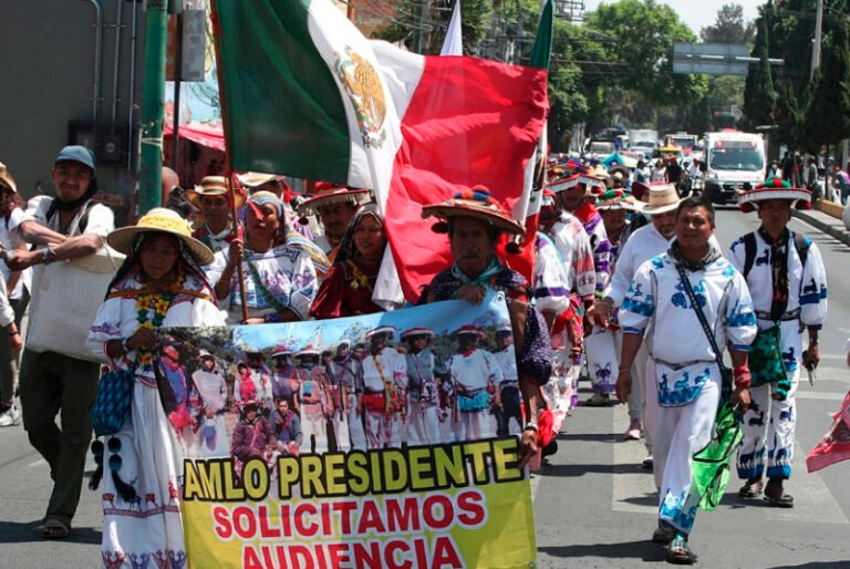 AMLO ofrece resolver conflicto agrario de la comunidad wixárika
