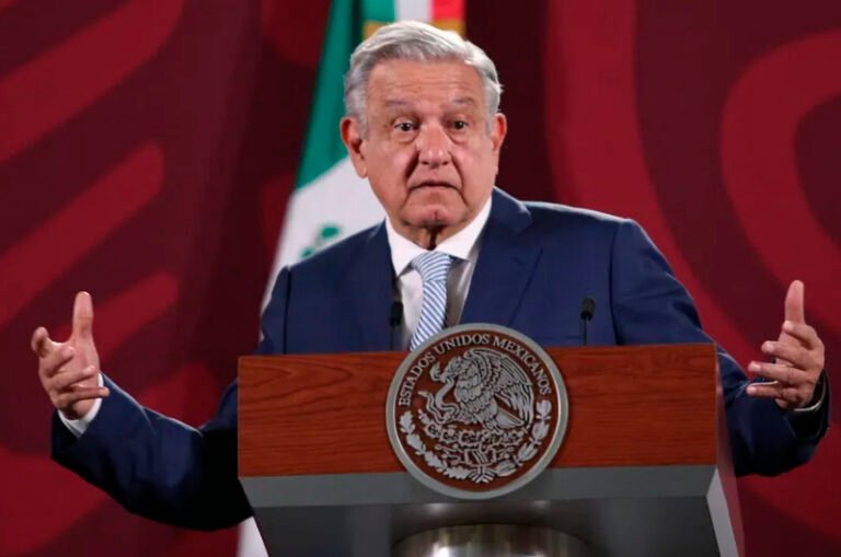 AMLO pregona justicia en el octavo aniversario del caso Ayotzinapa: “es día de luto nacional”