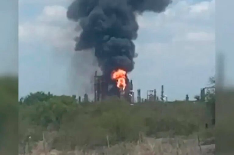 Se incendia refinería de Pemex en Cadereyta, Nuevo León