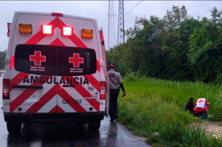 Taxi arrolla a motociclistas  en el km 19 de la carretera Chetumal-Bacalar