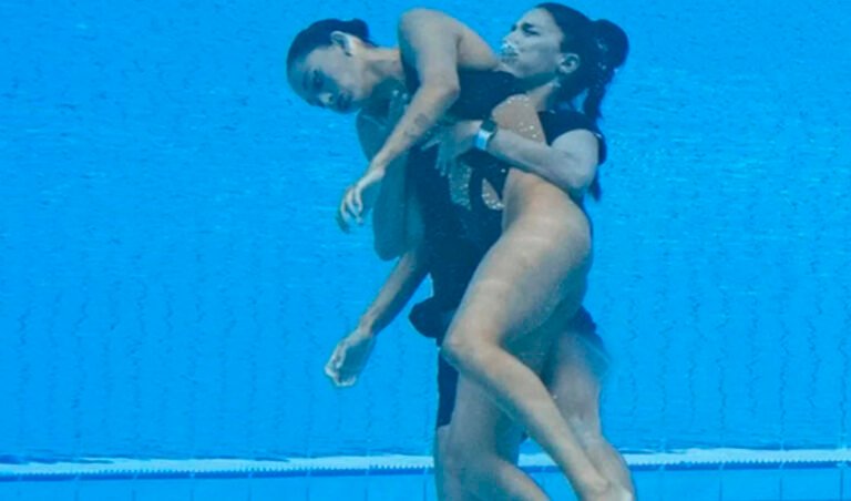 Nadadora se desmaya en plena competencia; su entrenadora entra a rescatarla