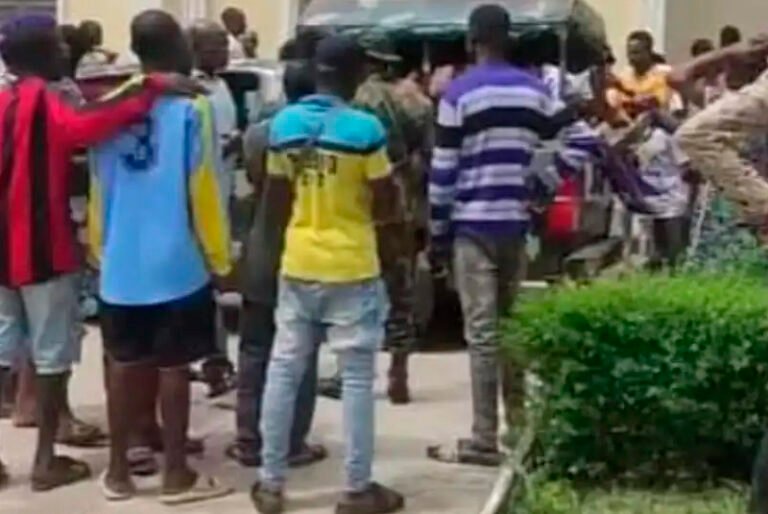 Hombres armados atacan una iglesia católica, dejan al menos 50 muertos en Nigeria