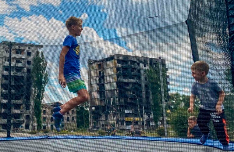 Legisladores de Rusia presentan proyecto para impedir que “países hostiles” adopten niños rusos