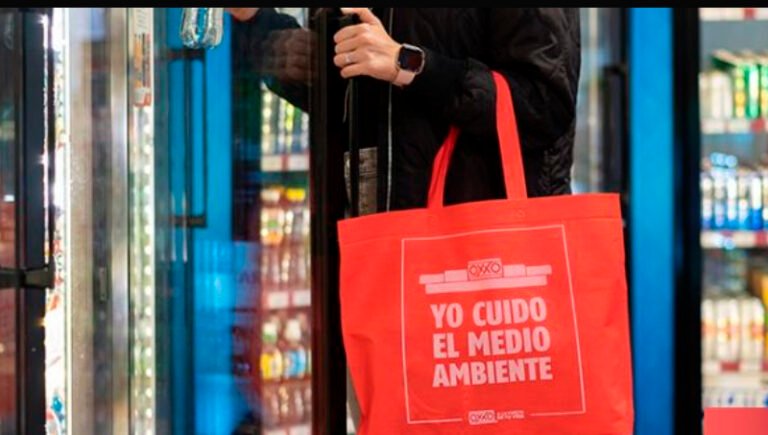 Oxxo se compromete a cumplir con la ley de plásticos de un solo uso en Quintana Roo