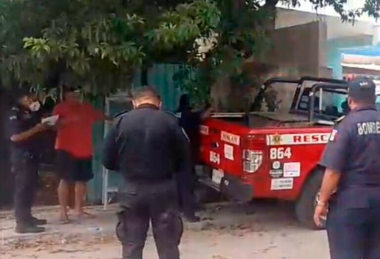 Rescatan a mujer, cayó sobre una varilla mientras bajaba zapotes