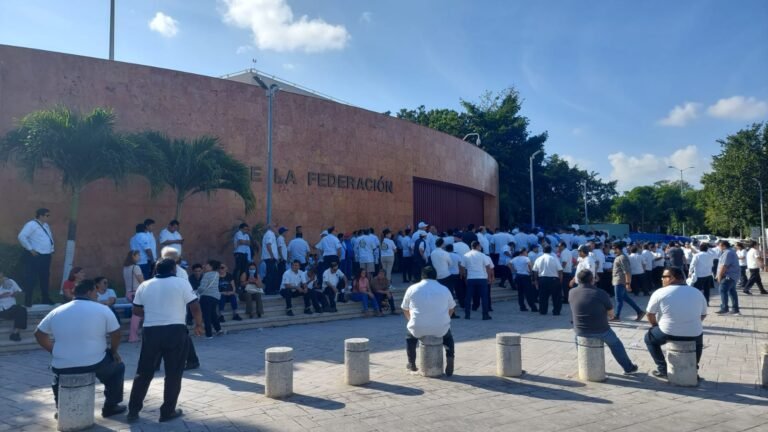 TAXISTAS DE QUINTANA ROO SE MANIFIESTAN ANTE LA ENTRADA DE UBER