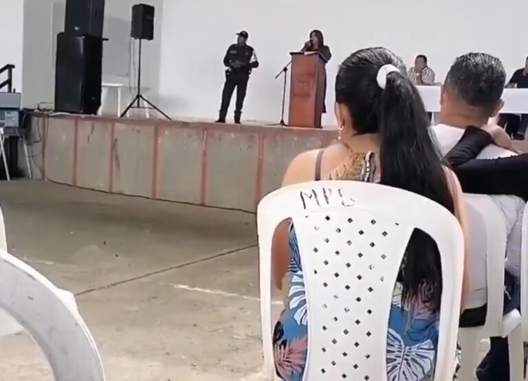 Rectora prohíbe celulares, cabello teñido y noviazgos en escuela
