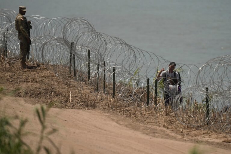 Corte Suprema de EE.UU. autoriza que el Gobierno de Biden retire alambre de púas en la frontera con México