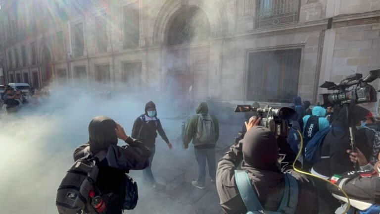 Normalistas de Ayotzinapa protestan y derriban puerta histórica