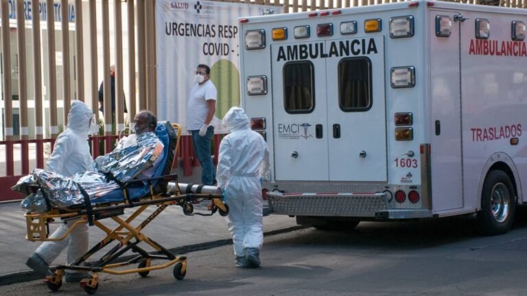 COVID-19 amenaza otra vez a México: 16 hospitales están saturados