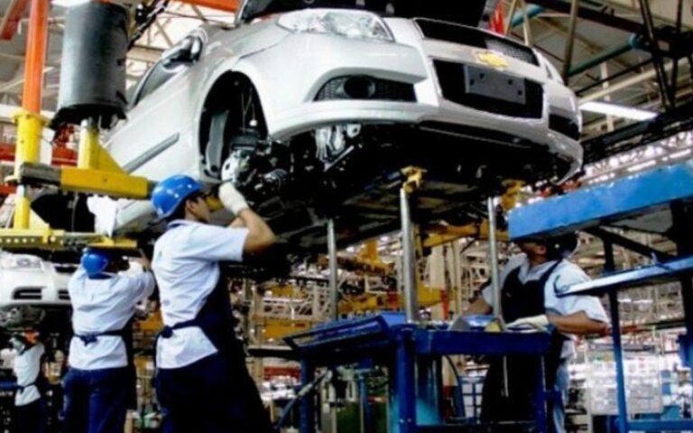 Se acelera la producción de vehículos en México