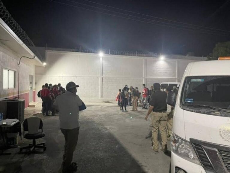 Rescatan a 61 migrantes hacinados en una casa de seguridad en Tamaulipas