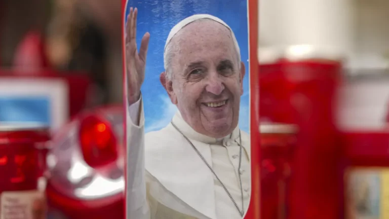 Papa Francisco pasó una noche tranquila, señala el Vaticano